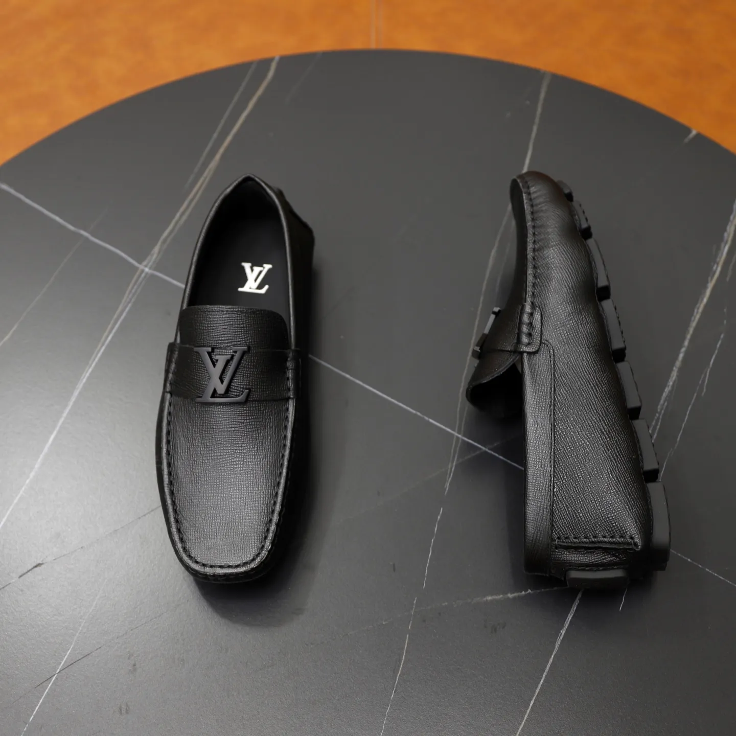 Ex-factory price: 480💰【LV】Louis Vuitton ⚠️High-end men’s driving and pedal series ⚠️38-44 (customized for 45) ⚠️All original cowhide leather! Thick and soft! Made entirely of calfskin lining! Rubber sheet anti-slip beanie sole! Three-dimensional package technology! Fashionable and classic! Handicrafts! Original high quality! Feel free to compare!